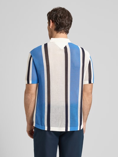 Männermodel trägt Relaxed Fit Freizeithemd aus Baumwoll-Mix von Tommy Hilfiger, Mehrfarbig, Mesh-Optik, Struktur, Logo-Stitching, Ganzkörperansicht Rückansicht.