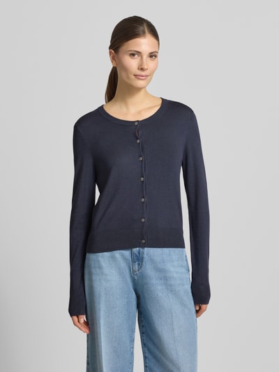 Frauenmodel trägt Regular Fit Cardigan aus Viskose-Mix von Christian Berg Woman in Dunkelblau mit Rundhalsausschnitt, Knopfleiste, Damen, Rückenlänge 48 cm, Ärmellänge 62 cm, Ganzkörperansicht von vorne.