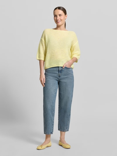 Frauenmodel trägt Relaxed Fit Strickshirt mit Alpaka-Anteil in Strick-Optik von Luisa Cerano, gelb, Halbarm, Rundhalsausschnitt, Ganzkörperansicht von vorne.