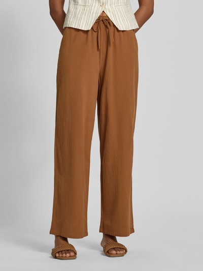 Frauenmodel trägt Stoffhose in verkürzter Passform Modell 'CISSIE' von Soyaconcept aus Reine Baumwolle, Wide-Fit, Tunnelzug, Ganzkörperansicht von vorne.