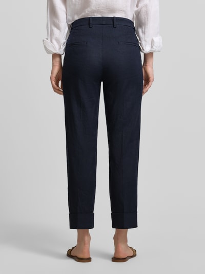 Frauenmodel trägt dunkelblaue Leinenhose mit Baumwoll-Anteil von Cambio, Modell Krystal, Straight Fit, verkürzt, Ganzkörperansicht Rückansicht.