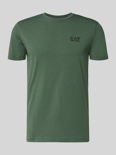 Productfoto, T-Shirt met Label-Print van EA7 Emporio Armani in groen, katoen-elastaan-mix, slim fit, geribde ronde hals, voorkant.