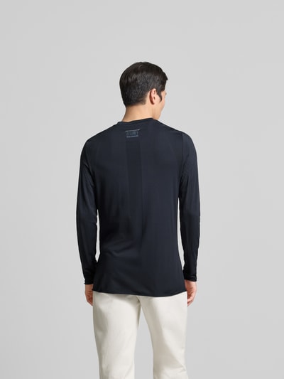 Männermodel trägt Regular Fit Longsleeve mit Motiv-Print von MM6 Maison Margiela, schwarz, Strukturmuster, Ganzkörperansicht Rückansicht.