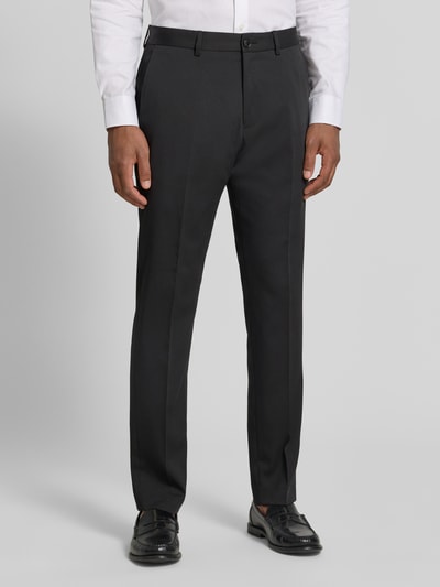 Männermodel trägt schwarze Regular Fit Anzughose mit Viskose-Anteil von s.Oliver BLACK LABEL, Ganzkörperansicht von vorne.