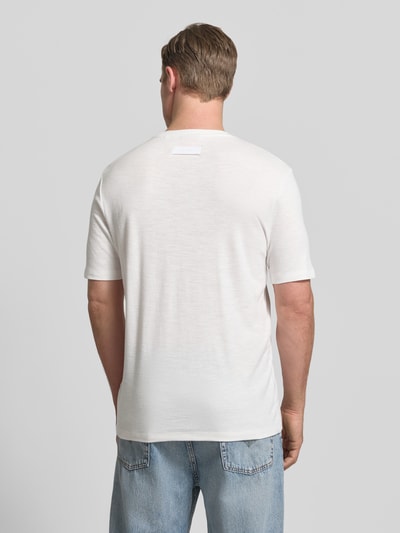 Männermodel trägt Regular Fit T-Shirt aus Lyocell-Leinen-Mix Modell 'DULEROSTEE' von HUGO in Weiß, ganzkörperansicht rückansicht. Unifarbene Optik, kurzer Ärmel, Rundhalsausschnitt, Label-Applikation, Herren T-Shirt.
