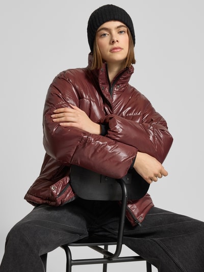 Kobiece model prezentuje Steppjacke mit Stehkragen Modell 'ALLIE' od Noisy May; bordowy kolor, błyszcząca tekstura, ujęcie przód, półzbliżenie.