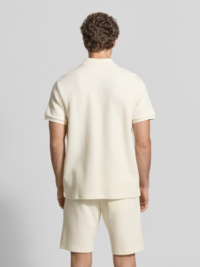 Männermodel trägt Regular Fit Strick-Poloshirt mit V-Ausschnitt von MCNEAL aus Baumwoll-Mix mit Stretch-Anteil, Rückenlänge 70 cm, Ganzkörperansicht Rückansicht.