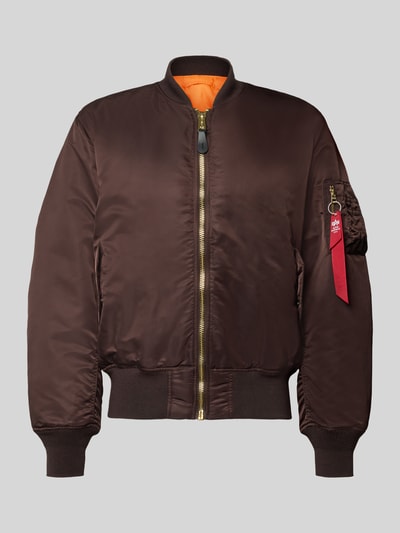 Produktfoto, Regular Fit Bomberjacke mit opstaande kraag model 'Heritage' van Alpha Industries, bruine kleur, ritssluiting, klepzakken, elastische boorden, ruglengte maat M 63 cm, schouderbreedte 50 cm, borstwijdte 57 cm.