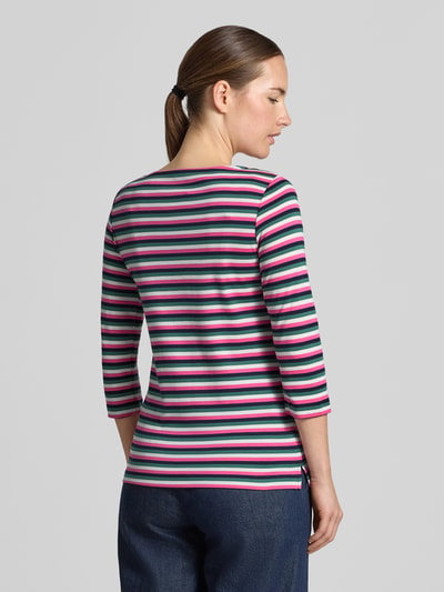 Frauenmodel trägt Longsleeve mit 3/4-Arm von Christian Berg Woman, bunte Streifen, Baumwolle, gerader Schnitt, Ganzkörperansicht Rückansicht.