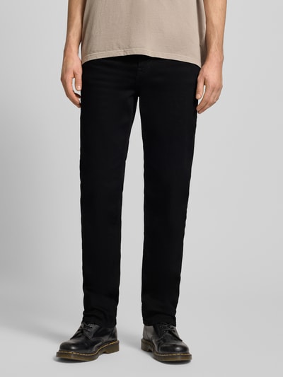 Männermodel trägt Straight Fit Jeans aus Baumwoll-Mix Modell 'CASH' von Pepe Jeans, Optik: Unifarben, Passform: Straight Leg, 5-Pocket-Design, schwarze Denim-Textur, Label-Patch und Nieten, mittelhoher Bund, Knopf und verdeckter Reißverschluss, Ganzkörperansicht von vorne.