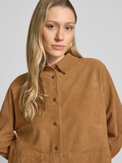 Kobiece model nosi kurtka skórzana 'Lederjacke aus Lammleder mit abgerundetem Saum' od Rich & Royal, skóra jagnięca, prosty krój, kołnierzyk typu kent, listwa guzikowa, szwy działowe, zaokrąglony dół, zdjęcie zbliżenie górnej części ciała