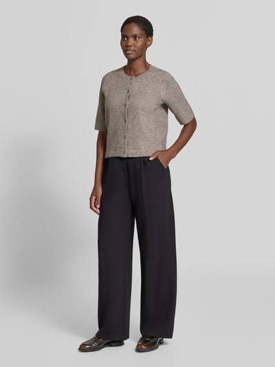 Männermodel trägt Regular Fit kardigan w imitacji dzianiny Model 'Iga' od VILA, elastyczna mieszanka materiałów, rękaw o dł. 1/2, listwa guzikowa, Długość tyłu w rozmiarze S: 50 cm, Długość rękawów w rozmiarze S: 32 cm, stonowane kolory, proste formy, gładka tekstura, Ganzkörperansicht von vorne.