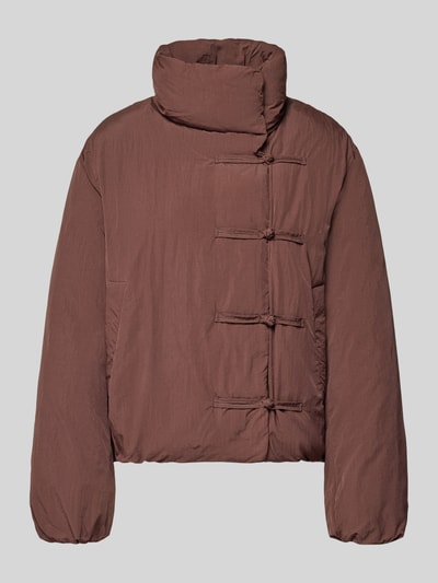 Produktfoto, braune Jacke mit Stehkragen Modell 'TRUFA' von MANGO, gerader Schnitt, Reiß- und Schlaufen-Verschluss, strukturierte Oberfläche