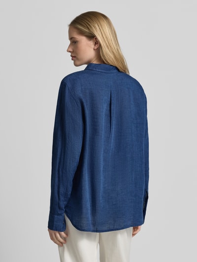 Frauenmodel trägt Hemdbluse aus Leinen mit Kentkragen Modell 'MIRA' von 0039 Italy in Blau, lockere Textur, Ganzkörperansicht Rückansicht. Regular Fit, Knopfleiste, Sportmanschetten, Rückenlänge 68 cm, Ärmellänge 62 cm.