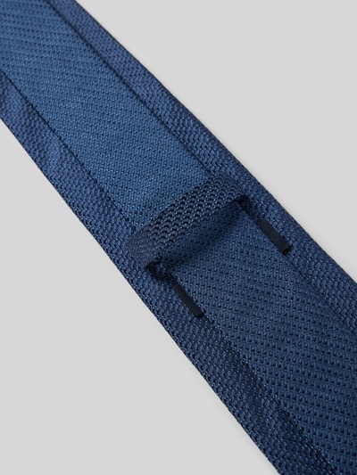 Produktfoto, Krawatte aus Seide mit Strukturmuster (7,5 cm) von Willen in klassischer Form mit Label-Detail, Oberfläche mit feiner Struktur, 8 cm Breite, reine Seide, blaue Farbtöne