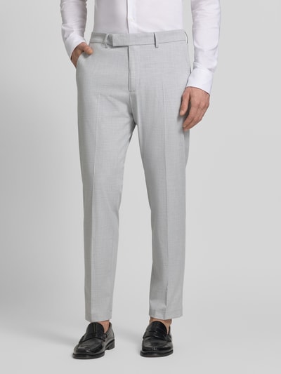 Männermodel trägt Hose mit Bügelfalten Modell 'Beppe' von CINQUE in Hellgrau, Slim Fit, feine Textur, Nahaufnahme Vorderansicht, Herrenmode
