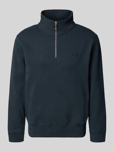 Produktfoto, Sweatshirt mit Reißverschluss und Label-Stitching von Superdry aus mieszanka bawełny, krój regular fit, stójka, wyhaftowane logo, długość tyłu w rozmiarze M: 67 cm, długość rękawów w rozmiarze M: 69 cm, ciemnogranatowy, gładka faktura