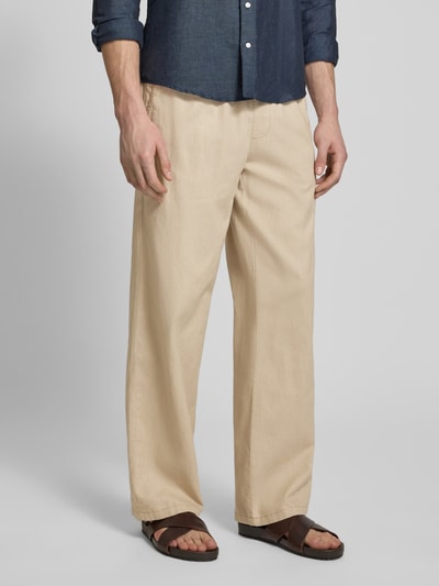 Männermodel trägt Hose aus Leinen-Baumwoll-Mix Modell 'barton' von Matinique in Beige, Relaxed Fit, elastischer Bund, Nahaufnahme Oberschenkel, Kontext: Herren Hose, Bundweite 42 cm, Innenbeinlänge 81 cm.