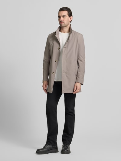 Männermodel trägt Regular Fit Kurzmantel mit Stehkragen Modell 'FYNN' von Strellson, unifarben, Twill, Ganzkörperansicht von vorne.