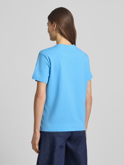 Frauenmodel trägt T-Shirt mit geripptem Rundhalsausschnitt Modell 'NORA' von Vila aus Baumwoll-Elasthan-Mix, Lockerer-Schnitt, Rückenlänge bei Größe S: 60 cm, einfarbiges Blau, Ganzkörperansicht Rückansicht.
