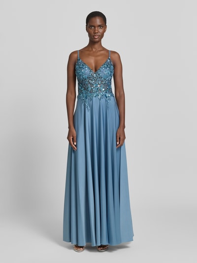 Frauenmodel trägt Abendkleid mit floralem Pailettenbesatz von Laona in Blau, taillierte Passform, Semitransparente-Optik, V-Ausschnitt, Spaghettiträger, Ganzkörperansicht von vorne.