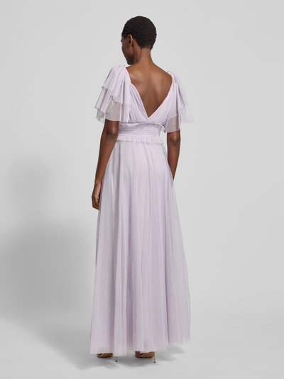 Vrouwenmodel draagt Avondjurk met Volants van Lace & Beads in lila, materiaalmix, getailleerd model, maxi-jurk, tule rok, rugdecolleté, laagjeslook, met onderrok en ritssluiting. Ganzkörperansicht Rückansicht.