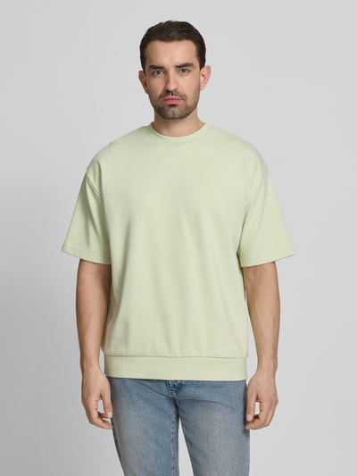 Mannenmodel draagt Oversized T-shirt met ronde hals van Lindbergh, katoenmix, labeldetail, ruglengte maat M 70 cm, vooraanzicht bovenlichaam.