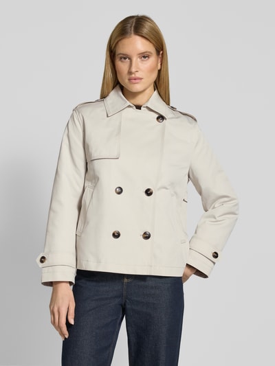 Frauenmodel trägt Trenchcoat in kurzem Design mit Baumwoll-Anteil von Jake*s Casual, beige, glatte Oberfläche, Ganzkörperansicht von vorne.