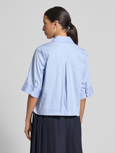 Männermodel trägt Boxy Fit Bluse mit verdeckter Knopfleiste von Milano Italy, Baumwoll-Mix, hellblau, Rückenansicht, Ganzkörperansicht Rückansicht
