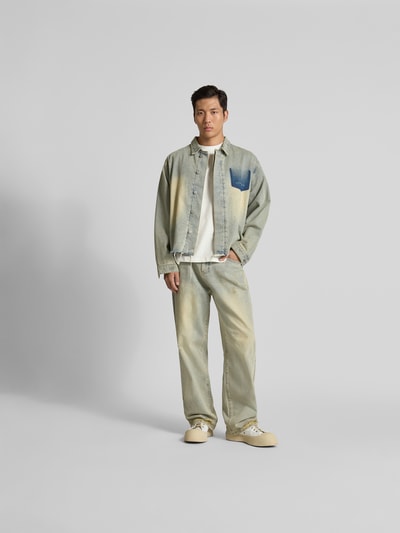 Männermodel trägt Regular Fit T-Shirt aus Baumwoll-Mix von Don’t Waste Culture in Weiß, kombiniert zu locker sitzender Jeansjacke und Jeans, Ganzkörperansicht von vorne. Herren T-Shirt mit Rundhalsausschnitt, Label-Detail, Kurzärmelig, Rückenlänge 68 cm bei Größe M.