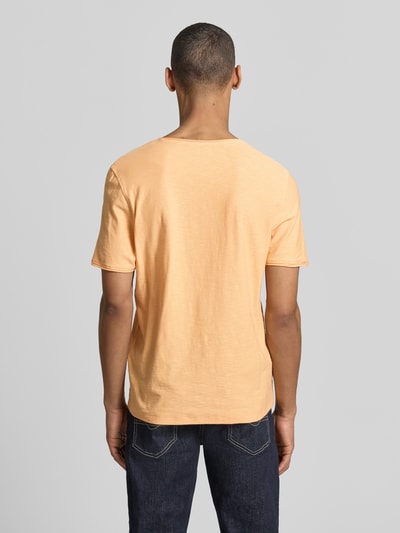 Mannelijk model draagt Regular Fit T-shirt met V-hals van MCNEAL in perzikkleur, puur katoen, rolzoom, ruglengte maat M 70 cm. Ganzkörperansicht Rückansicht.