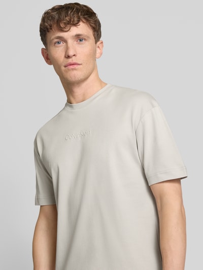 CK Calvin Klein T-Shirt mit Label-Detail Modell 'TECH INTERLOCK' Stein 3