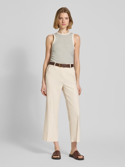 Frauenmodel trägt Chino aus Leinen-Mix mit Bügelfalte Modell 'CALIFORNIA' von Cambio, beige, Straight Fit, Ganzkörperansicht von vorne.
