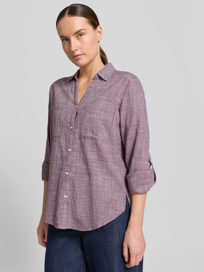 Frauenmodel trägt Regular Fit Hemdbluse aus reiner Baumwolle von Tom Tailor, Optik:Allover-Muster, Hahnentritt, Ganzkörperansicht von vorne.