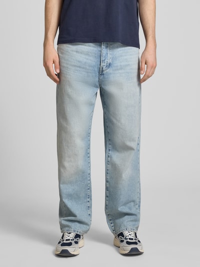 Männermodel trägt Loose Fit Baggy Jeans aus reiner Baumwolle Modell 'FADE' von Only & Sons, Denim-Optik, 5-Pocket-Design, Ganzkörperansicht von vorne.