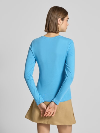 Vrouwenmodel draagt Slim Fit Shirt met lange mouwen uit puur katoen van Marc O'Polo Denim, look: effen, labeldetail, ronde hals, jersey; volledige lichaamsaanzicht rugaanzicht.