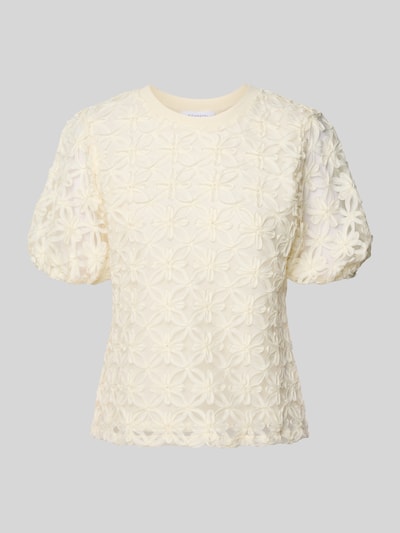 Produktfoto, Blusenshirt mit Stitchings und Puffärmeln von Rich & Royal, krój regular fit, okrągły dekolt, bufiaste rękawy, długość tyłu w rozmiarze S 59 cm, długość rękawów w rozmiarze S 31 cm, kremowy kolor, faktura 3D kwiatu