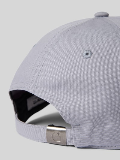 Produktfoto, Cap mit Label-Stitching von Carhartt Work In Progress in Hellgrau, grobe Textur, verstellbarer Riegel, verstärkter Schirm.