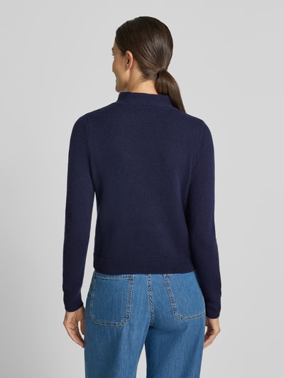 Frauenmodel trägt Regular Fit Pullover aus Woll-Mix mit Kaschmir-Anteil von Rich & Royal in Dunkelblau, Strick-Optik, Ganzkörperansicht Rückansicht.