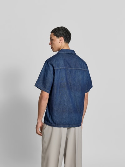 Männermodel trägt Regular Fit Jeanshemd aus Baumwolle von Diesel, dunkelblau, Halbarm, Reverskragen, Rückenansicht, Ganzkörperansicht Rückansicht.