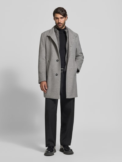 Männermodel trägt Mantel mit Stehkragen und Eingrifftaschen von bugatti in Grau, Material-Mix, Regular Fit, Ganzkörperansicht von vorne.