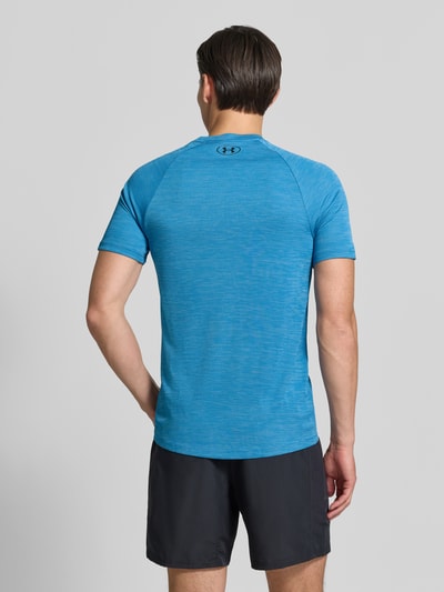 Männermodel trägt Regular Fit Sport-T-Shirt mit Logo-Print von Under Armour in Blau, glatte Textur, Ganzkörperansicht Rückansicht, Herren Sport-T-Shirt von Under Armour.