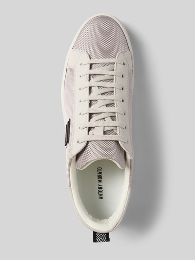 Produktfoto, Sneaker aus Leder-Mix mit Logo-Detail von Antony Morato, heren sneaker met leermix, afgeronde pasvorm, logodetail, vetersluiting, hakhoogte maat 44: 4 cm, schachthoogte maat 44: 8 cm, schachtbreedte maat 44: 8 cm, lichtbeige met witte details, grofmazige textuur en gladde leren accenten