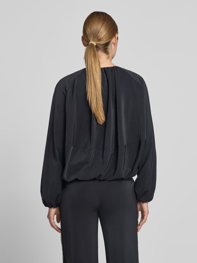 Frauenmodel trägt Blouson mit Zweiwege-Reißverschluss und Pattentaschen von Marc Cain, Damen, Regular-Fit, Rückenlänge 56 cm, Ganzkörperansicht Rückansicht.