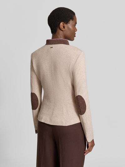 Vrouwenmodel draagt blazer uit wolmix met pochet, getailleerd model, opstaande kraag, steekzakken, Ganzkörperansicht Rückansicht. Blazer uit Woll-Mix met Einstecktuch van White Label, dames. Ruglengte maat 36: 52 cm, borstwijdte: 46 cm, mouwlengte: 64 cm.