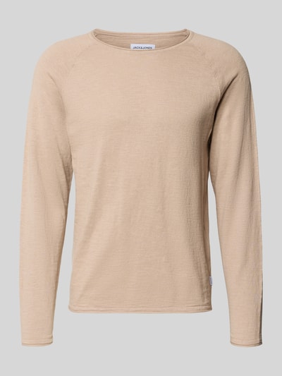 Produktfoto, Regular Fit Longsleeve mit Logo-Patch Modell 'Breeze' von JACK & JONES, bawełna, imitacja dzianiny, okrągły dekolt, kolor beżowy, krój regular fit, długość tyłu w rozmiarze M 65 cm, długość rękawów 69 cm.