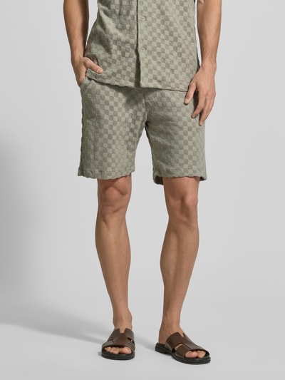 Männermodel trägt Regular Fit Shorts mit Label-Patch von Lindbergh aus Baumwoll-Mix mit Eingrifftaschen und Gesäßtasche, Ganzkörperansicht von vorne.