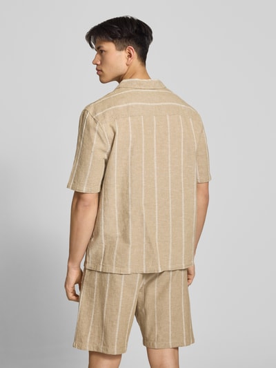 Männermodel trägt Regular Fit Freizeithemd aus Baumwoll-Leinen-Mix mit Reverskragen von REVIEW, beige mit weißen Streifen, Ganzkörperansicht Rückansicht.