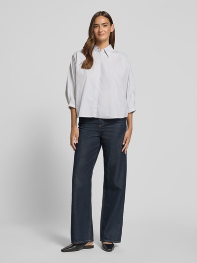 Kobiece modelka nosi bluzkę z krótkim rękawem z bawełny Relaxed Fit model 'C_BELENTA' od BOSS Orange, jasne kolory, front całej sylwetki.