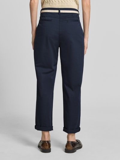 Frauenmodel trägt Regular Fit Chino aus Baumwoll-Mix Modell 'CARRIE' von Raphaela By Brax, Optik: Unifarben, Ganzkörperansicht Rückansicht.